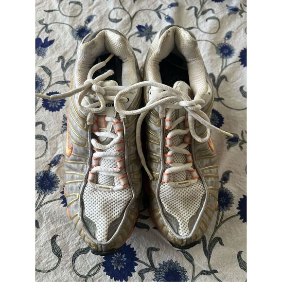 Nike Women’s Shox Orange and White Size 8- 39 - Picture 3 of 13